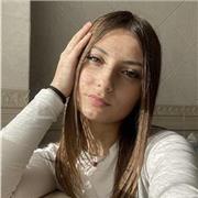 ragazza impartisce ripetizioni di lingua inglese per istituti tecnici e licei